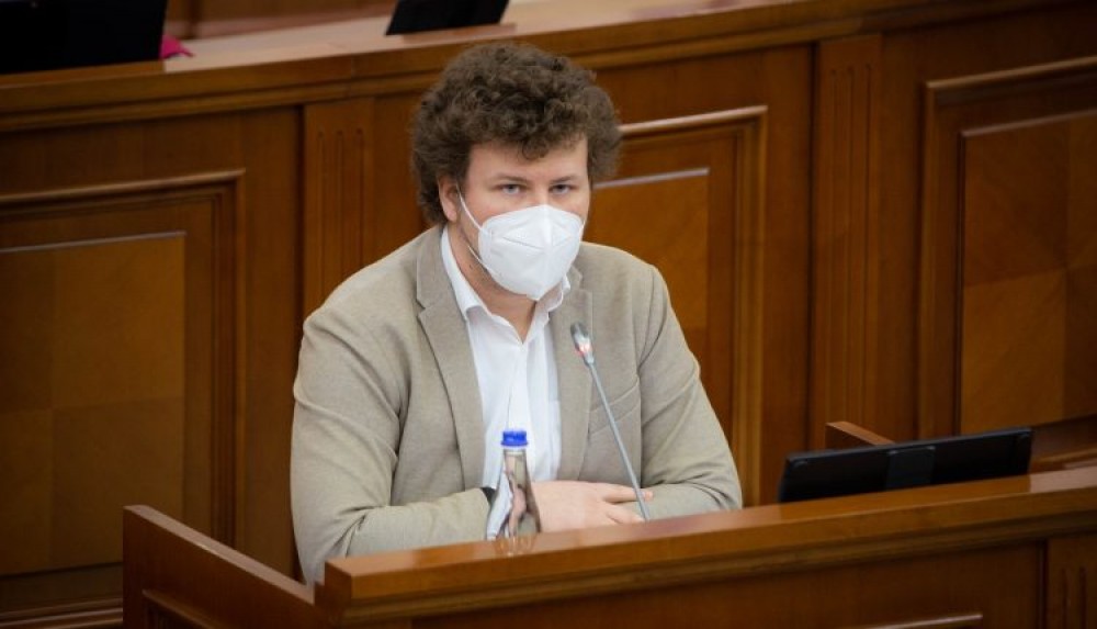 Deputații au susținut, în prima lectură, proiectul PAS prin care persoanele imobilizate la pat să fie scutite de plata pentru ascensor